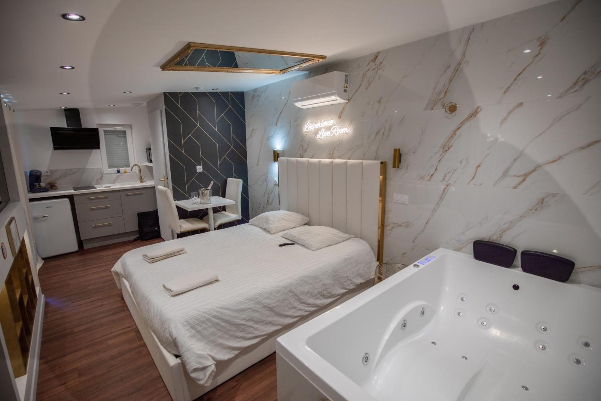 L'Experience Love Room Saint-Jean-Bonnefonds Экстерьер фото